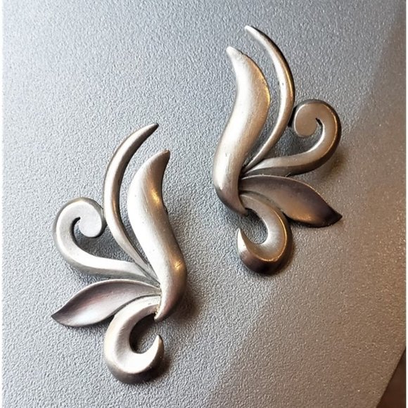 RARE Vintage Silvertone Earrings by Jonette - Picture 2 of 9